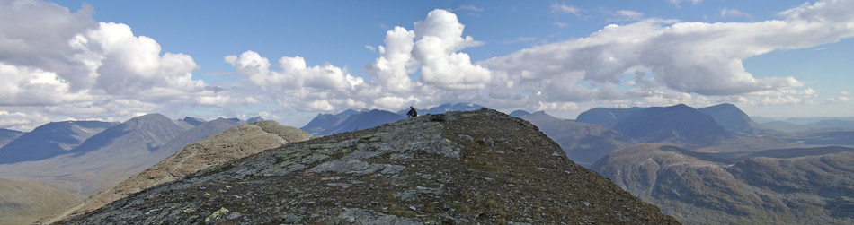 Sälkan 1510 m korkea eteläinen huippu, taustalla Kebnekaise (3. päivä)